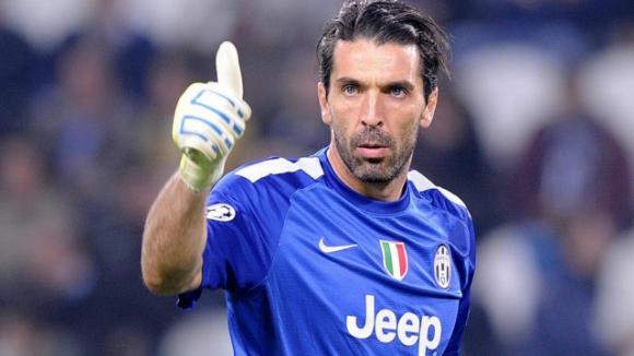 Gigi Buffon e Ilaria D’Amico, la foto shock del momento del bacio “proprio lì” spopola sui social