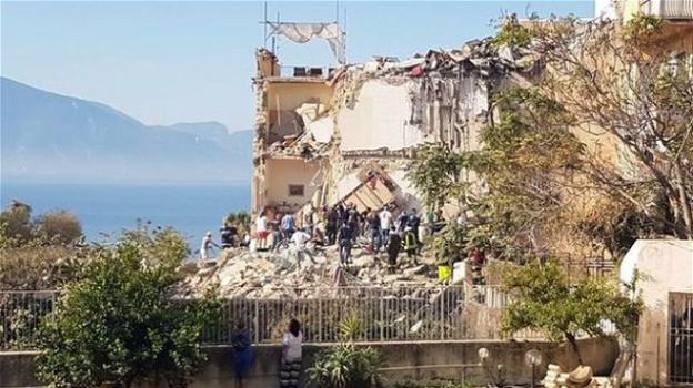 Torre Annunziata, crolla palazzo: dispersi due bambini