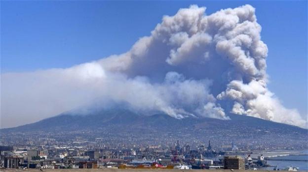 Vesuvio in fiamme: incendi e roghi dolosi, arriva anche l’esercito