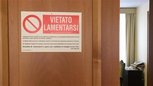 Papa Francesco appende un cartello sulla sua porta: "Vietato lamentarsi"