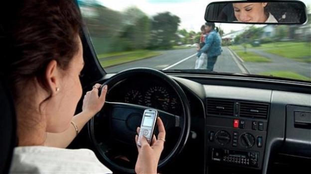 Record di multe per chi usa il cellulare alla guida