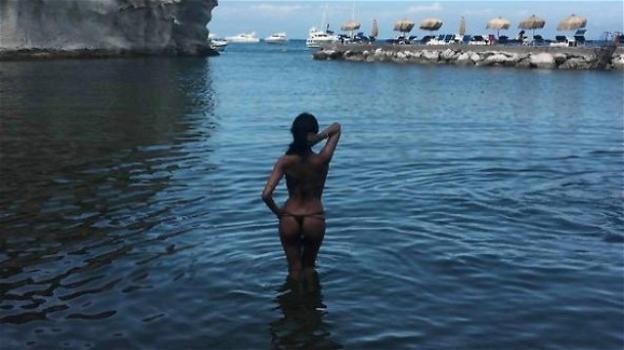 Pamela Prati in topless ad Ischia, ma qualcuno grida allo scandalo