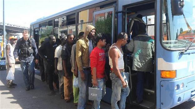 Bologna, una disabile denuncia: "Io pago il triplo, per i profughi il bus è gratis"