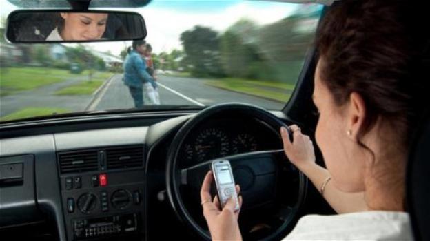 Cellulare alla guida: tolleranza zero con la sospensione della patente