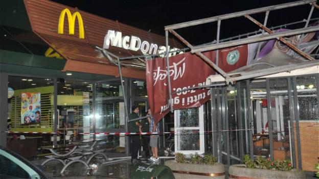 Crolla il gazebo di un McDonald’s di Milano: bambino in fin di vita