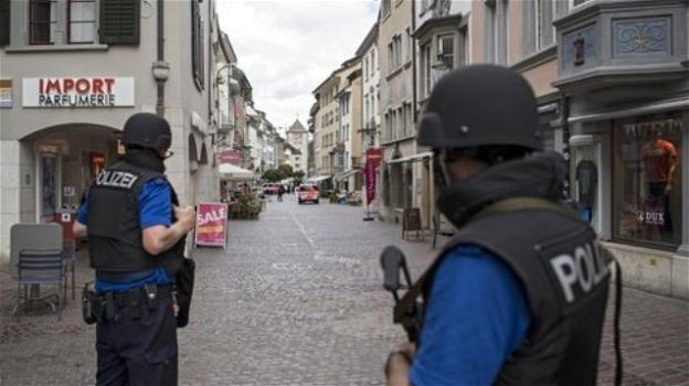 Un uomo armato di motosega porta il terrore in una città svizzera