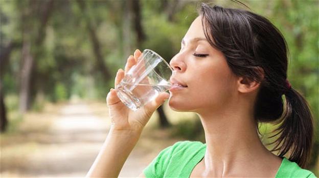 Intossicazione da acqua: si può morire bevendo troppa acqua?