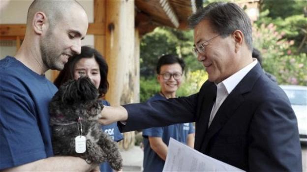 Il presidente sudcoreano adotta un cane che doveva essere macellato