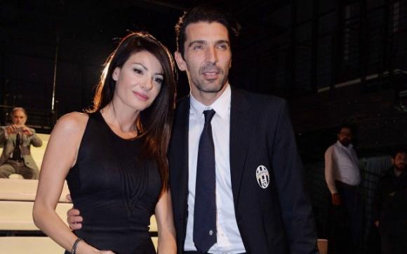 Gigi Buffon e Ilaria D’Amico, la foto shock del momento del bacio “proprio lì” spopola sui social