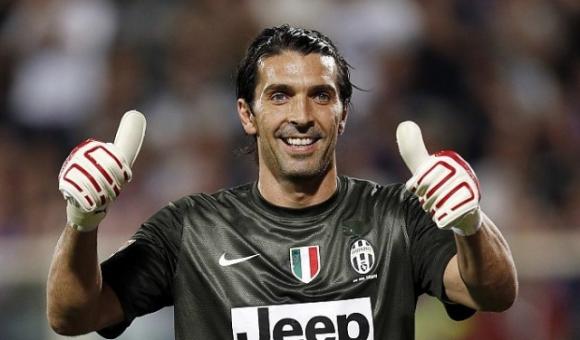 Gigi Buffon e Ilaria D’Amico, la foto shock del momento del bacio “proprio lì” spopola sui social