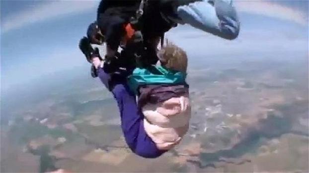 Una 80enne si lancia per la prima volta con il paracadute. Qualcosa però non va per il verso giusto