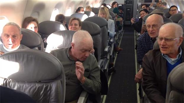 I passeggeri sono arrabbiati per il ritardo del volo. Poi 4 anziani decidono di tirare su il morale a tutti