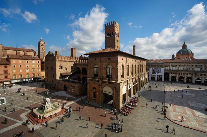 Bologna Una Misteriosa Ragazza Passeggia Nuda Per Le Strade Del Centro