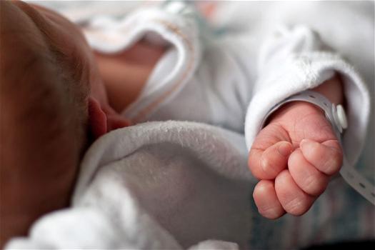 Errore medico durante un cesareo, e la neonata viene ferita dal bisturi