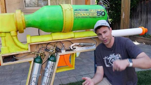 Ingegnere della Nasa costruisce la più grande pistola ad acqua del mondo giusto in tempo per l’estate!