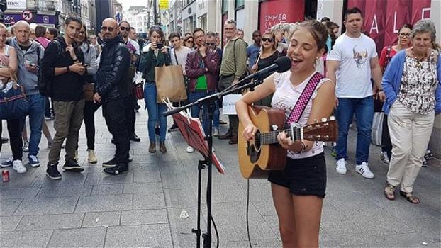 Un’artista di strada di 12 anni canta in centro a Dublino. Dopo questa esibizione è diventata una star