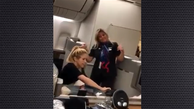 Shakira sale a bordo di un aereo. Ad un certo punto la hostess inizia a ballare “Waka Waka”