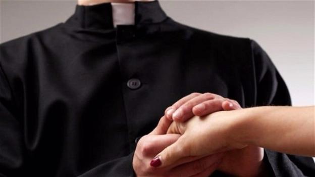 La moglie lo tradisce con un prete: condannato a risarcire il sacerdote