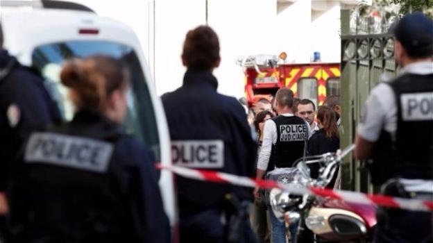 Parigi, un’auto travolge dei soldati: sei feriti, due molto gravi