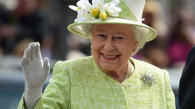 La regina Elisabetta pronta a lasciare il trono a suo figlio Carlo