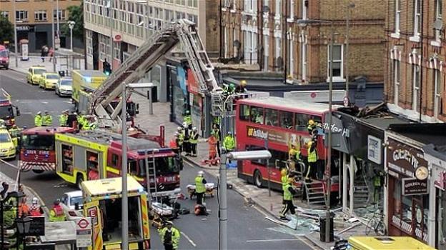 Londra, un autobus a due piani sfonda la vetrina di un negozio