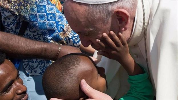 Papa Francesco, la nazionalità ai migranti dalla nascita è un diritto