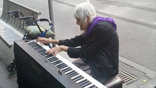 Un’anziana si siede al pianoforte per strada. Tutti restano meravigliati dal suo talento!