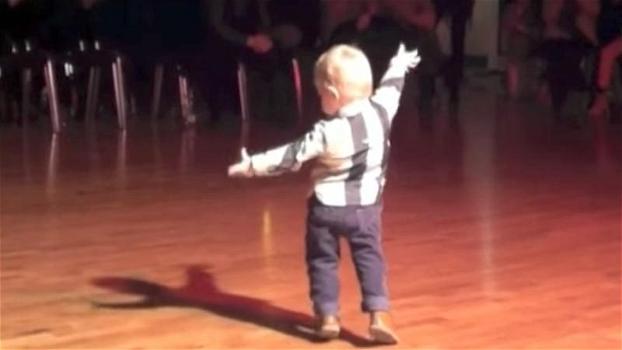 Un bimbo danese di 2 anni inizia a ballare. Con la sua esibizione ruba la scena a tutti