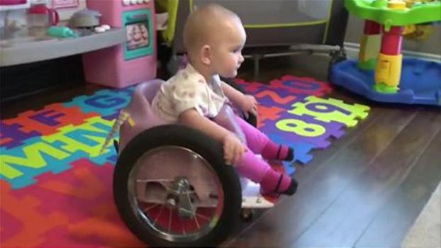 Questa mamma costruisce per la figlia disabile una sedia a rotelle davvero particolare!
