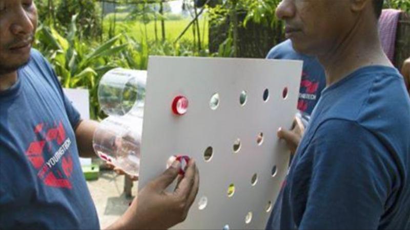 Incolla delle bottiglie sul cartone e lo appende alla finestra. Un’idea geniale che cambia la sua vita!