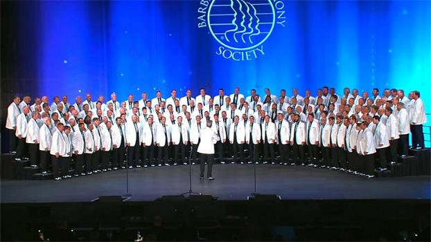 Sul palco 200 uomini in giacca bianca iniziano a cantare. Sembra di ascoltare un coro di angeli!