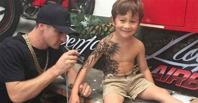 Tatua un bambino e tutti si indignano, ma il motivo vi farà cambiare idea