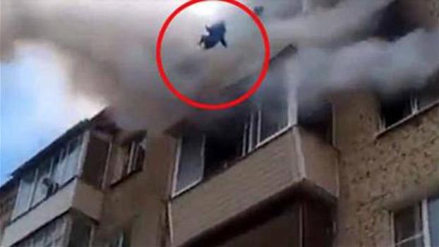 Papà russo lancia il figlio dal quinto piano per salvarlo dalle fiamme. La scena è da brividi!