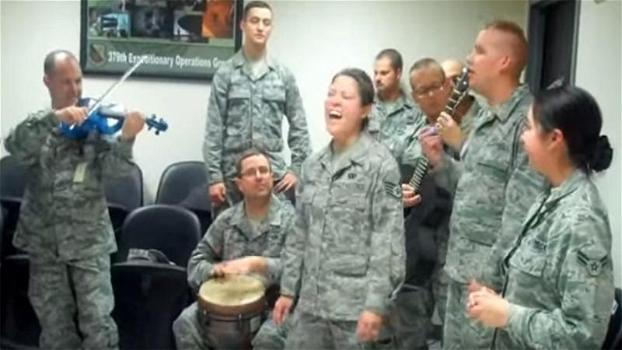 Alcuni militari suonano e cantano un brano di Adele. La loro esibizione fa venire i brividi!