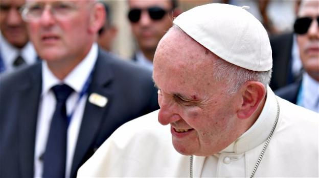 Ferito Papa Francesco: sbatte il volto sulla papamobile