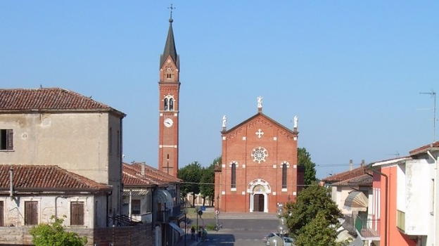 Scherzo davanti alla chiesa, sotto il velo non c’è la vera sposa