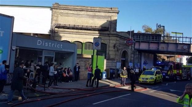 Londra, esplosione su un vagone della metropolitana: diversi feriti