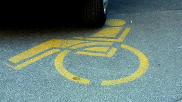 Milano, parcheggia la Ferrari nel posto dei disabili: "Me ne frego della Polizia"