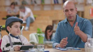 Riecco Checco Zalone in un nuovo spot per le famiglie SMA