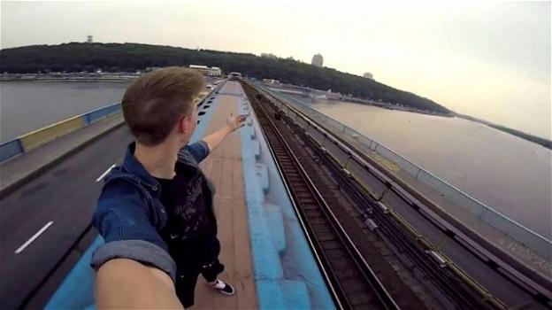 Folgorato dall’alta tensione per un selfie in cima al treno. 20enne in prognosi riservata