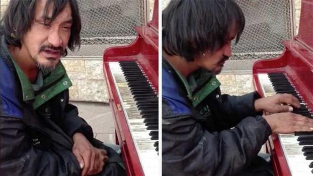 Incontrano un senzatetto per strada. Quando inizia a suonare il pianoforte, lascia tutti esterrefatti!