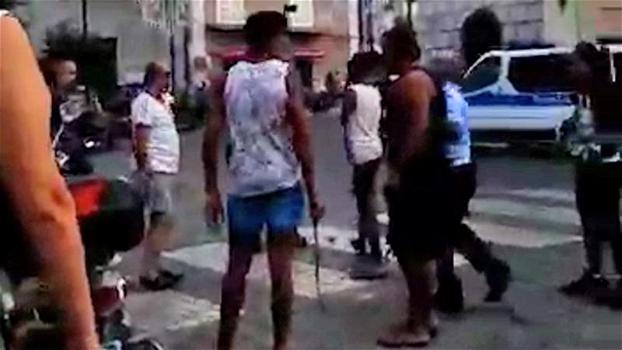 Casandrino, scontri in piazza tra residenti e migranti a colpi di spranghe e bastoni