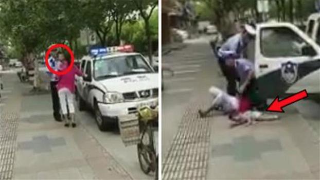 Poliziotti aggrediscono una donna con un bimbo in braccio. I passanti restano basiti!