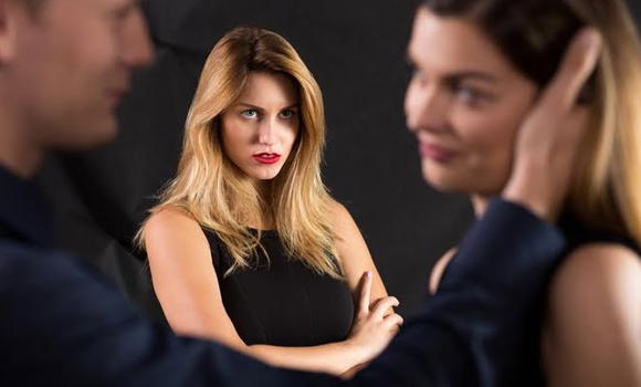 Quando cerca di contattare l’amante, la risposta che riceve è spiazzante