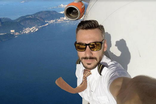 Questi selfie di un pilota d’aereo stanno sconvolgendo il web, ma la verità lo scagiona