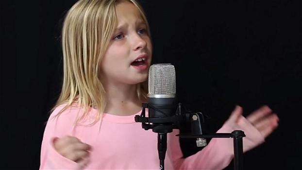Una bimba di 11 anni si posiziona davanti al microfono. La sua voce sta conquistando il mondo!