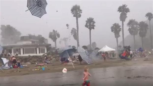 California, la tempesta sorprende i bagnanti. Sulla spiaggia si scatena il caos all’improvviso