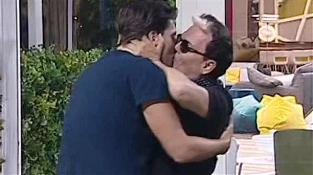 Grande Fratello Vip 2, Cristiano Malgioglio choc: bacia in diretta Lorenzo Flaherty