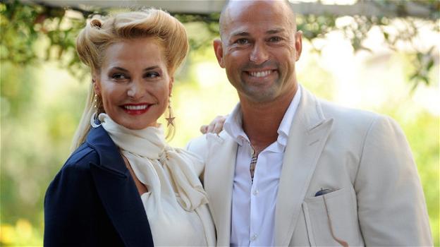 Simona Ventura felice insieme all’ex Stefano Bettarini: il selfie su Facebook