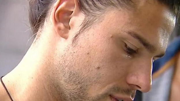 Grande Fratello Vip 2, Luca Onestini scoppia in lacrime: sarà colpa di Soleil Sorgè?
